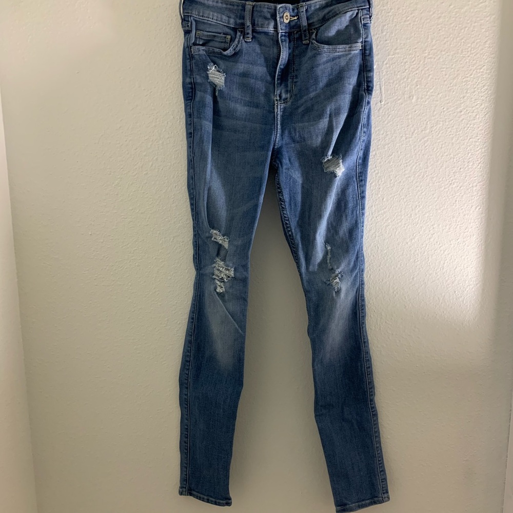 High rise light washed skinny jeans. Size 1s length 28. Lightly distressed.